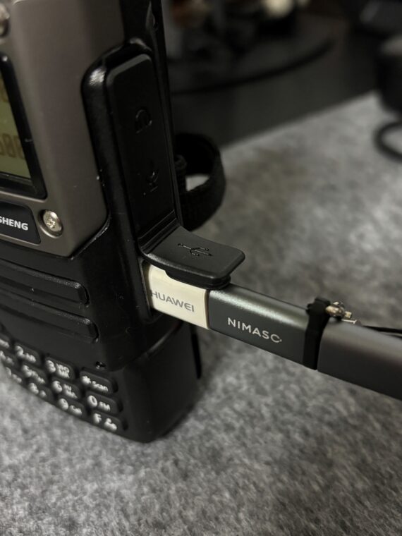 MicroUSBのアダプターを途中に