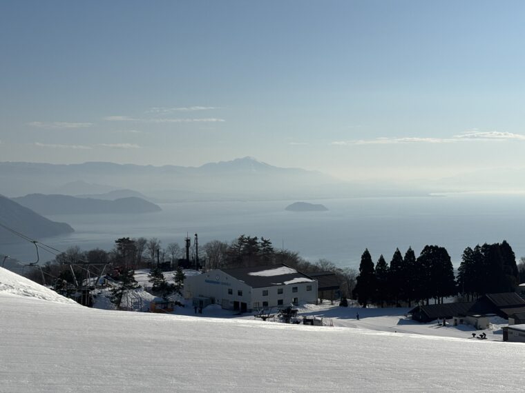 朝の琵琶湖、伊吹山