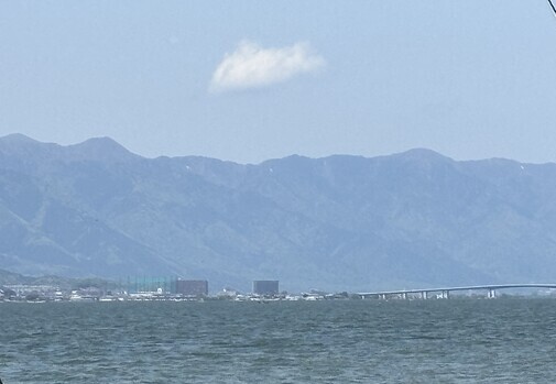 遠くに琵琶湖大橋