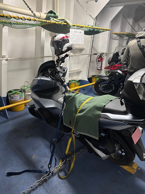 車両甲板でのPCXの固定状況