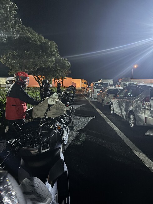 乗船待ちのバイク