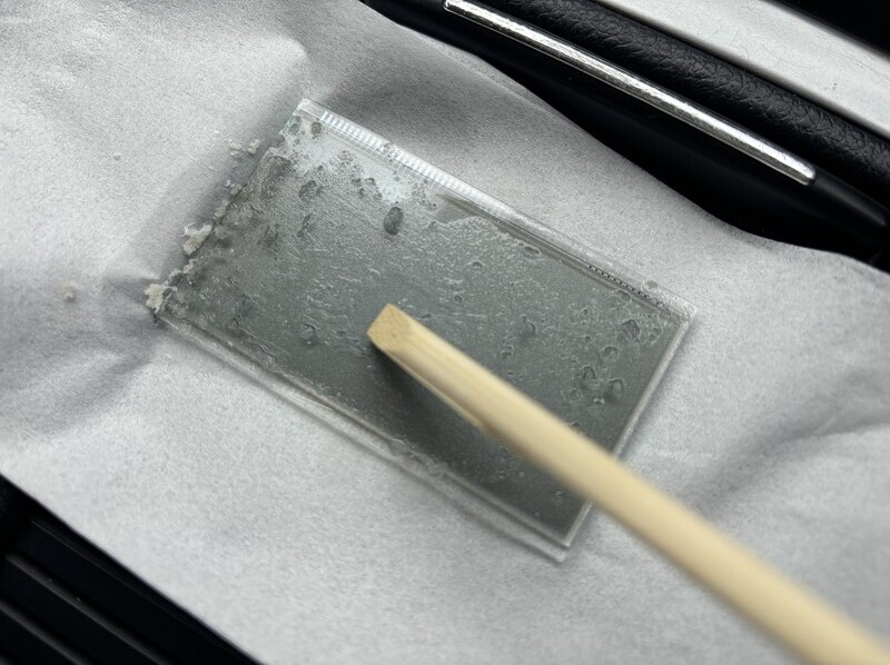 割り箸で糊を除去