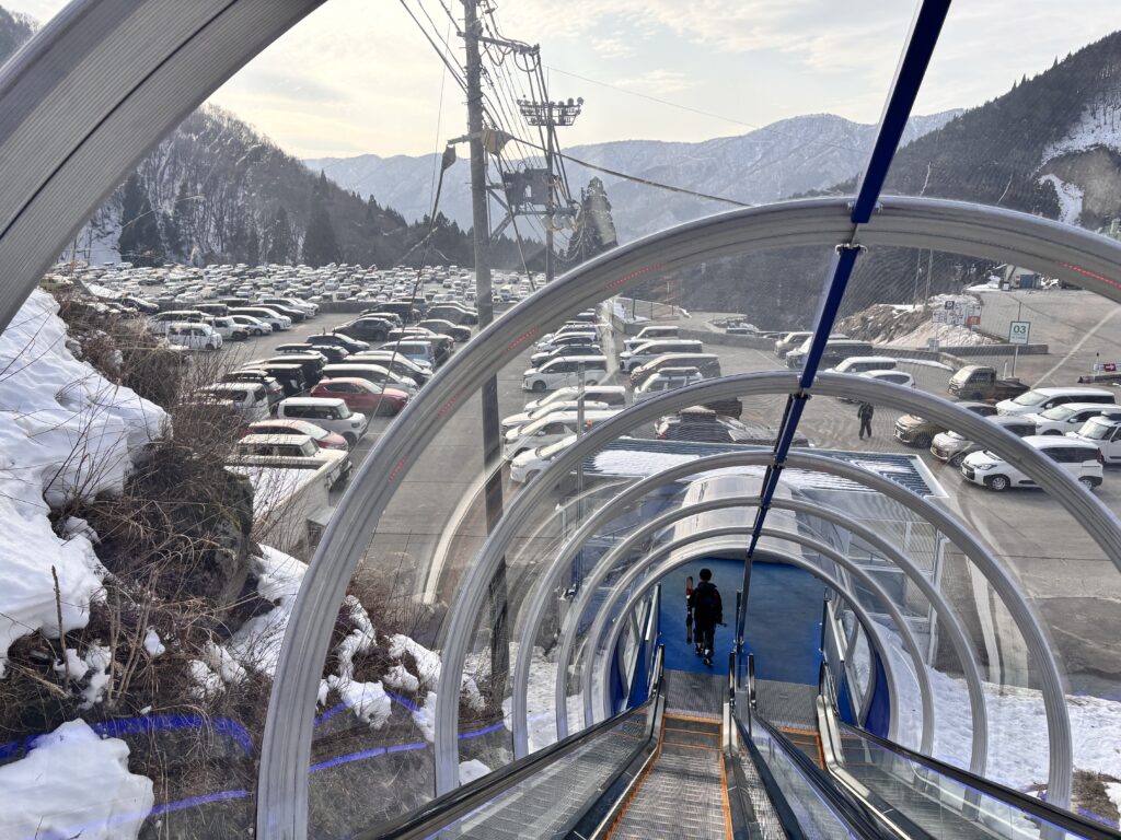 透明チューブ内のエスカレーター