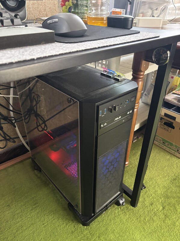 現状のPCデスク下の自作PC