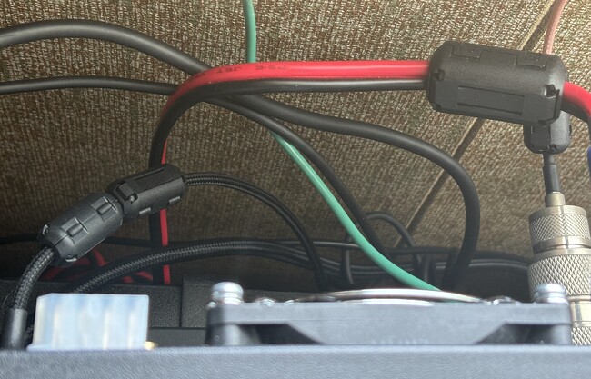 USB-Cケーブルと電源ケーブルにパッチンコア設置